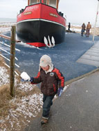Drie keer raden wie deze sneeuwbal naar zijn mik krijgt